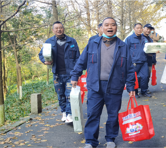 领取奖品后的开心