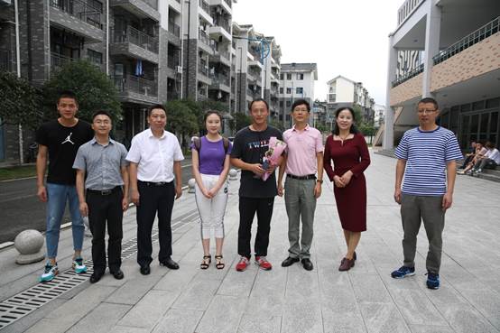 说明: E:\周林\2019学生工作\教师节慰问\BN9A1803.JPG