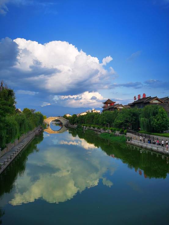 云朵下的家乡-西昌-刘露