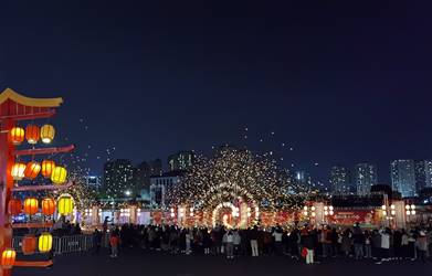 李州 铁雨飞星贺年华-打铁花2（李州）