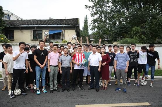 说明: E:\周林\2019学生工作\教师节慰问\BN9A1745.JPG