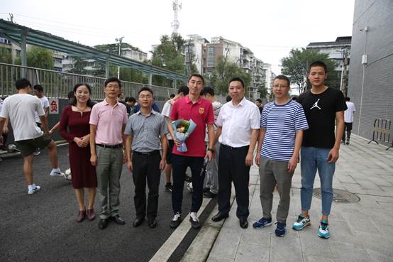 说明: E:\周林\2019学生工作\教师节慰问\BN9A1784.JPG