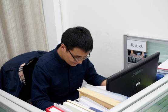 说明: F:\党务工作\师德师风建设\段义德：学高为师，品正为范\段老师工作照.jpg