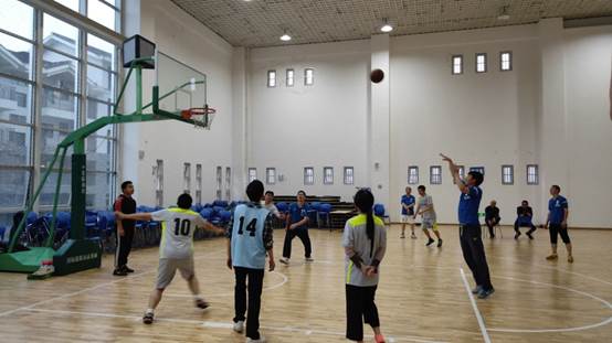 说明: E:\部门工会工作\2019\2019上教职工篮球比赛\2019上教职工篮球比赛（打土木学院）1.jpg