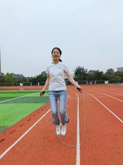 说明: E:\工会\2022下\云跳绳\工会 跳绳照片\易 (2).jpg