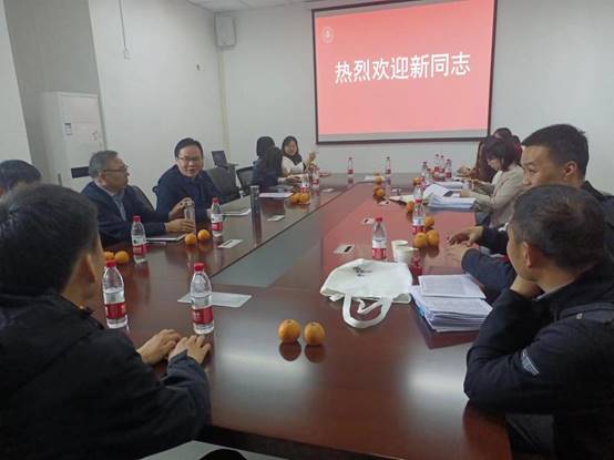 一群人坐在桌子前描述已自动生成