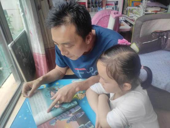 说明: 亲子阅读照片1