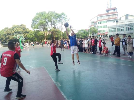 说明: E:\部门工会工作\2019\2019上教职工篮球比赛\2019上教职工篮球比赛（决赛3）.jpg