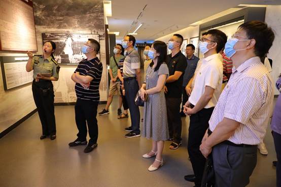 说明: F:\工会教代会\院工会活动\2021\传承红色基因，助推乡村振兴\参观纪念馆.jpg