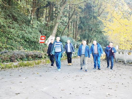 登山途中的健康快乐行