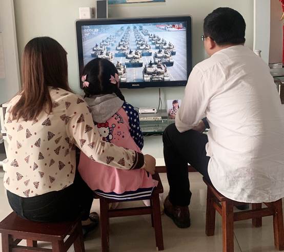 说明: D:\中心图文\20191001观看阅兵式\杨巍2.jpg