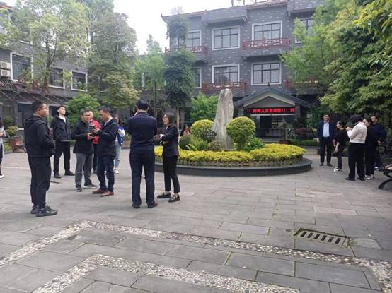 人们在街道上走描述已自动生成