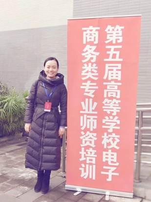 说明: F:\党务工作\师德师风建设\李晓林：一生一件事，教书育人\李晓林生活照 (1).jpg