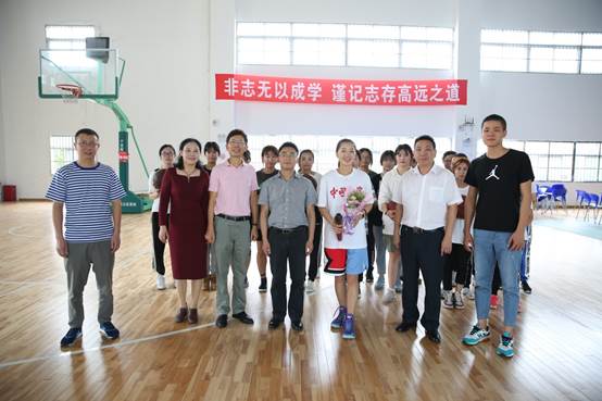 说明: E:\周林\2019学生工作\教师节慰问\BN9A1844.JPG