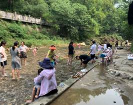 说明: 水中游玩2